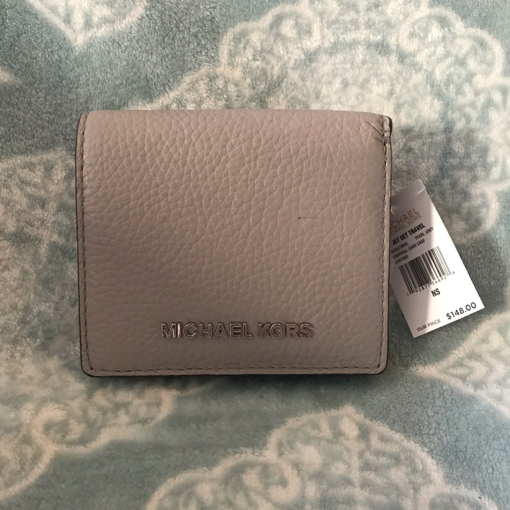 Michael Kors Wallet — ‼️BUNDLE 2 for 20% OFF‼️